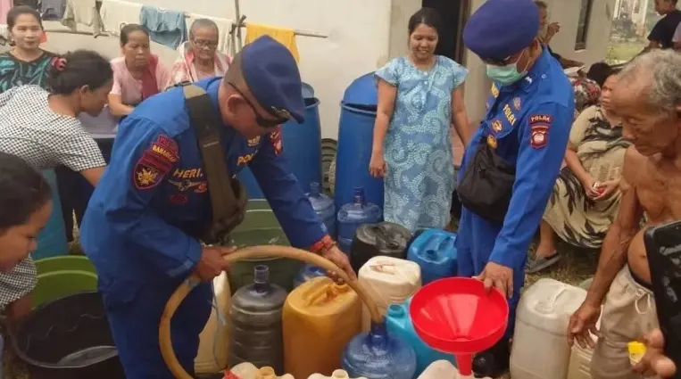 Polda Kalbar Bantu Warga Kayong Utara Terdampak Kemarau Panjang