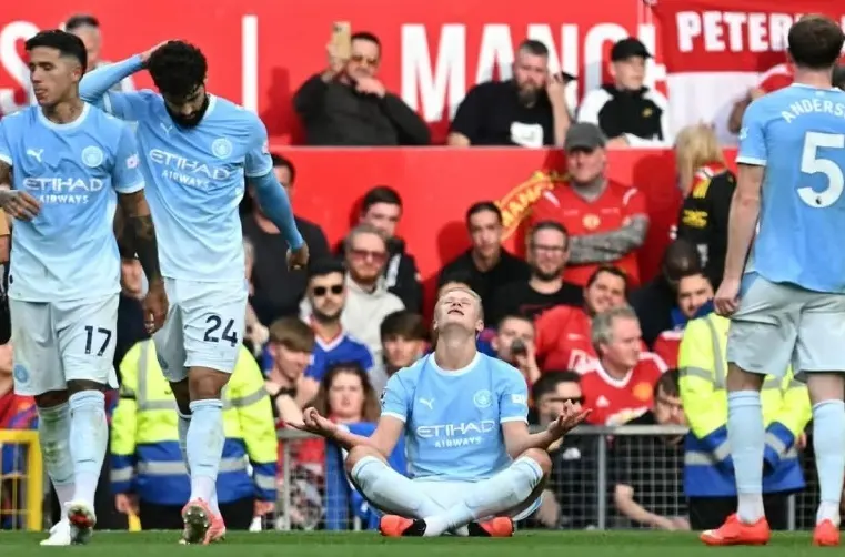 Erling Haaland merayakan gol dalam pertandingan sepak bola Liga Inggris Manchester United vs Manchester City di Old Trafford di Manchester, barat laut Inggris, pada 13 September 2026.
