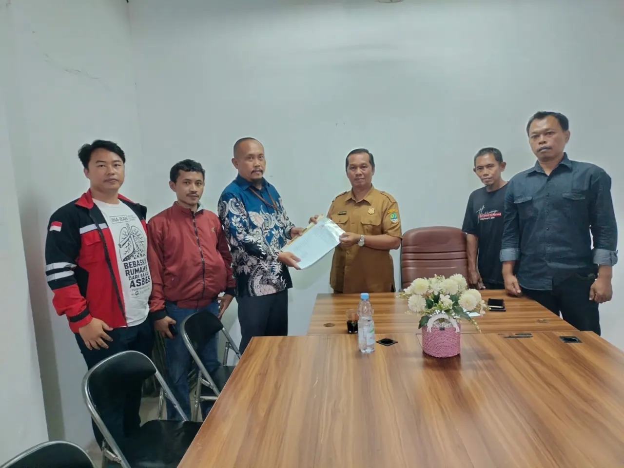 Belasan mantan pekerja industri pengolahan bahan baku asbes mengadukan dugaan penyakit akibat kerja kepada UPTD Pengawasan Ketenagakerjaan Wilayah II Karawang, Senin (28/9/2026).