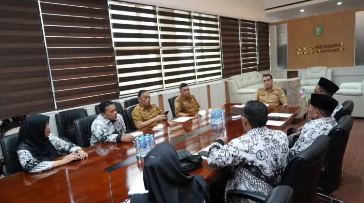 Pengurus PGRI Kalimantan Barat beraudiensi dengan Pj Sekretaris Daerah Kalbar, Hendra membahas persiapan pelaksanaan Pekan Olahraga, Seni, dan Pembelajaran (Porsenijar) Kalbar 2026.