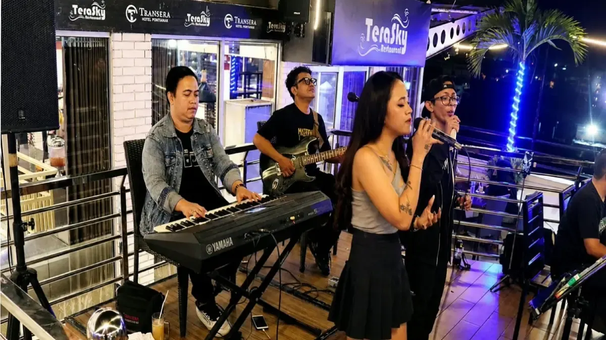 Terasky Restaurant Transera Hotel Pontianak menghadirkan live music setiap hari selama Oktober 2026 mulai pukul 20.00 WIB.