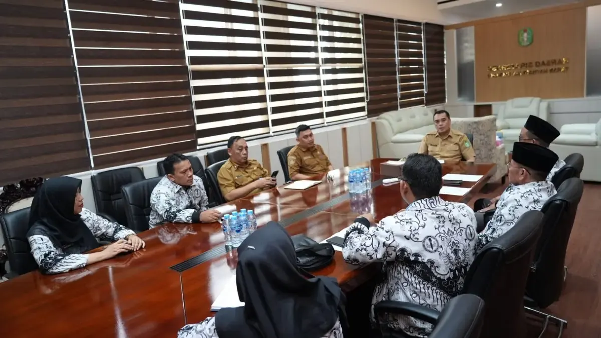 Pengurus PGRI Kalimantan Barat berdiskusi Penjabat Sekretaris Daerah (Pj Sekda) Kalbar, Hendra terkait Pekan Olahraga, Seni, dan Pembelajaran (Porsenijar) Tingkat Provinsi Kalimantan Barat 2026.