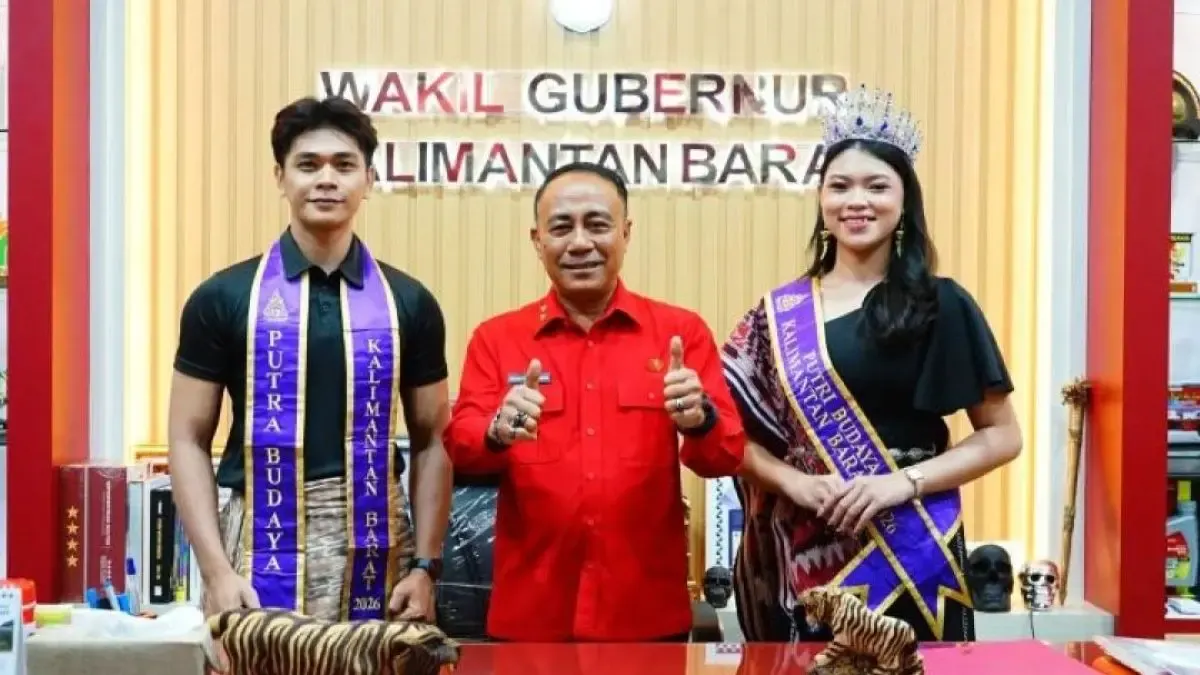 Wakil Gubernur Kalbar Krisantus Kurniawan bersama Christian Yogi Finanda dan Valensia Flora Noverina sebagai Putra Putri Budaya Kalbar 2026 yang akan membawa identitas dan kekayaan budaya daerah di tingkat nasional.
