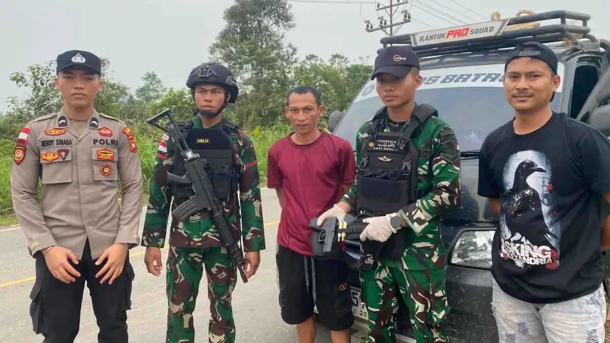 Personel  gabungan TNI-Polri di Kecamatan Badau menggelar pemeriksaan kepada kendaraan yang melintas
