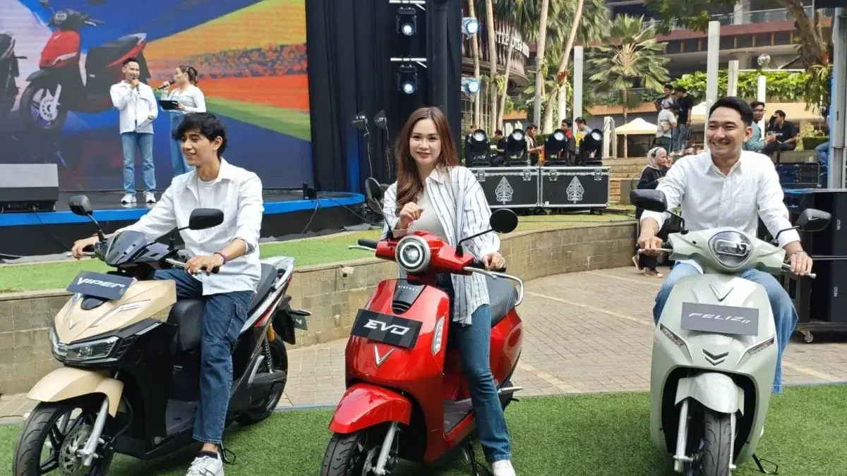 Tampilan tiga model motor listrik baru VinFast yang debut di Indonesia yakni VinFast Evo, VinFast Feliz II, dan VinFast Viper saat acara peluncuran di Jakarta
