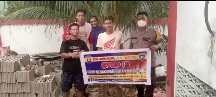 Kapolres Ketapang AKBP Putra Pratama, S.H., S.I.K., M.H. bersama para warga.