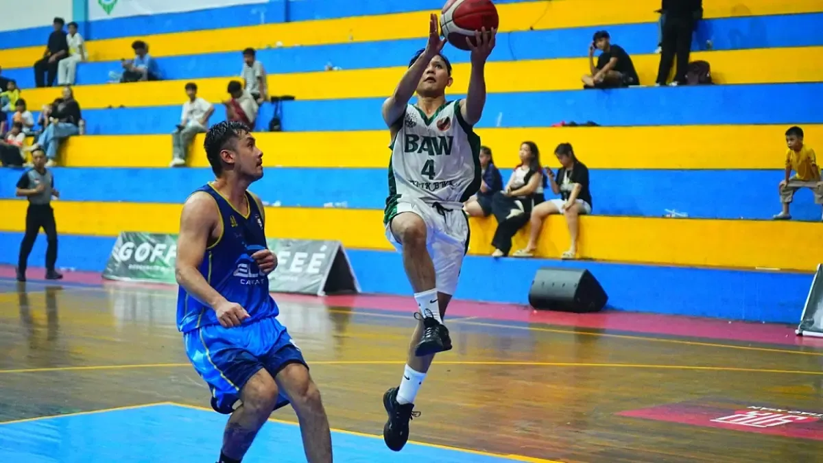 Pemain SW mencoba menghadang pemain Benua Akcaya Warrior (BAW) saat berlaga pada lanjutan Wali Kota Cup 2026 Season 2  di Lim Tau Huat Hall (GOR Perbasi Pontianak).