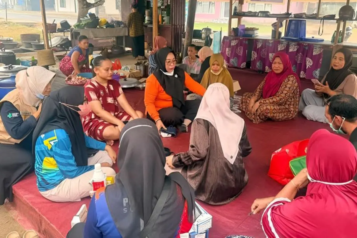 Dinas Kesehatan Pemkab Kayong Utara melakukan pemeriksaan kesehatan masyarakat dalam penanaman dampak dari kabut asap karhutla