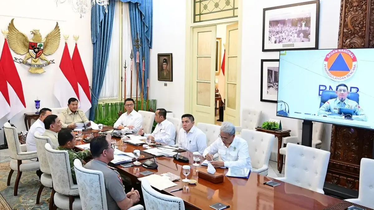 Presiden Prabowo Subianto memimpin rapat terbatas membahas penanganan kebakaran hutan dan lahan (karhutla) secara hybrid dari Istana Merdeka, Jakarta, Senin, 12 Oktober 2026.