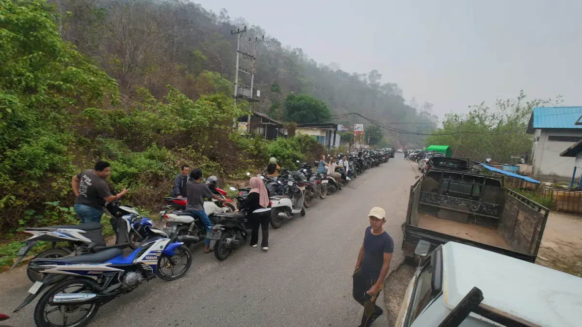 ANTREAN BBM: Warga mengantre untuk mendapatkan bahan bakar minyak (BBM) di Kayong Utara, Selasa (13/10). Sejumlah warga bahkan harus datang sejak subuh demi memperoleh Pertalite di tengah terbatasnya pasokan.