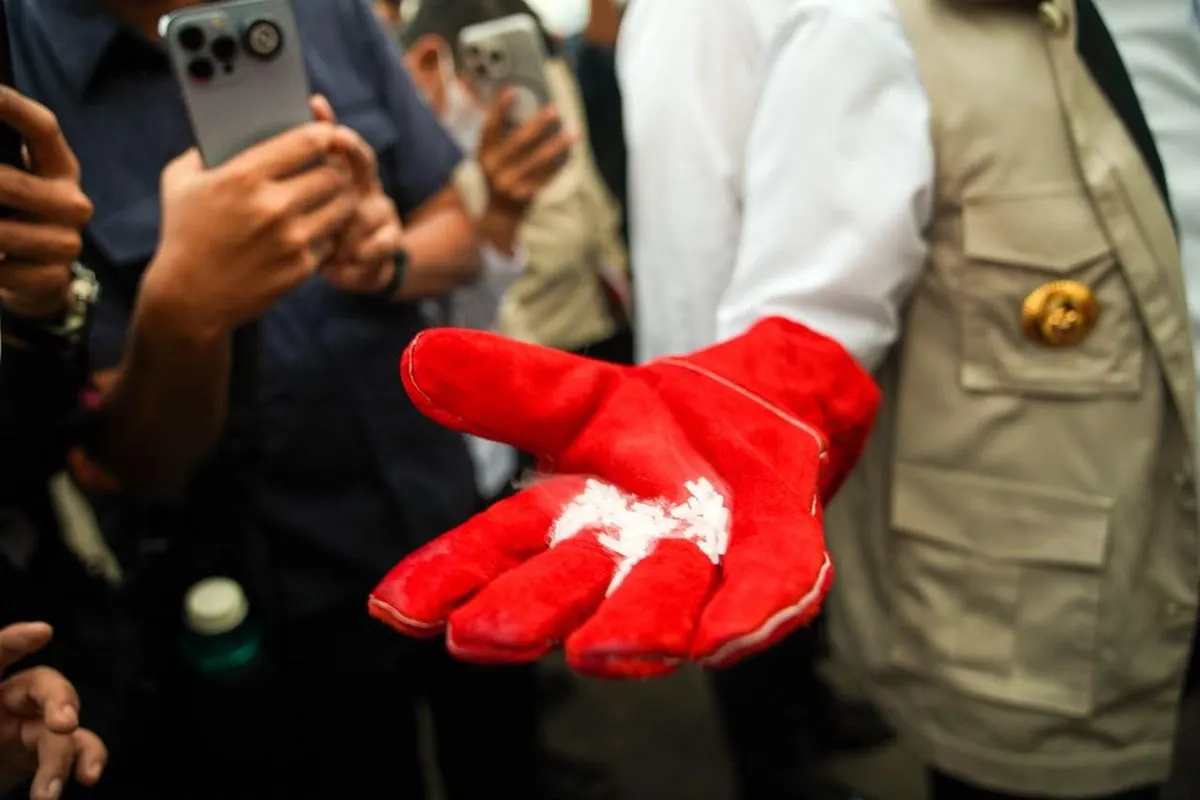 Dry ice atau es kering berupa karbon dioksida padat berbentuk butiran kecil. Bahan bersuhu sangat rendah ini langsung berubah menjadi gas tanpa melewati fase cair dan tengah diuji BNPB untuk membantu mengurai kabut asap akibat karhutla.