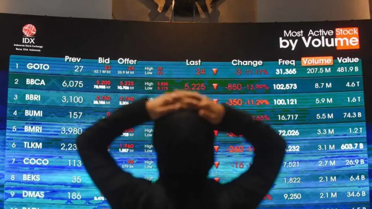 Pengunjung mengamati layar pergerakan saham di BEI, Jakarta, Jumat (16/10). IHSG ditutup pada level 5.185,10 atau anjlok 11,57%, di tengah pengumuman MSCI mengenai konsultasi kemungkinan reklasifikasi pasar saham Indonesia menjadi standalone market.