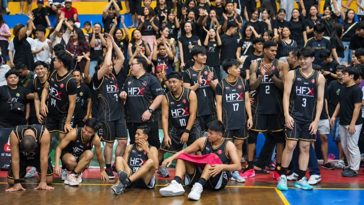 Pemain HFX Basketball merayakan kemenangan bersama pendukungnya usai menaklukan Benua Akcaya Warrior (BAW) difinal.