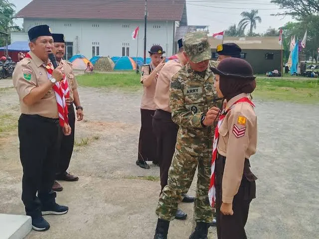 Ketua Kwartir Cabang (Kwarcab) Gerakan Pramuka Kabupaten Mempawah, Darwies Arafat saat membuka kegiatan JOTA-JOTI di Sungai Pinyuh.