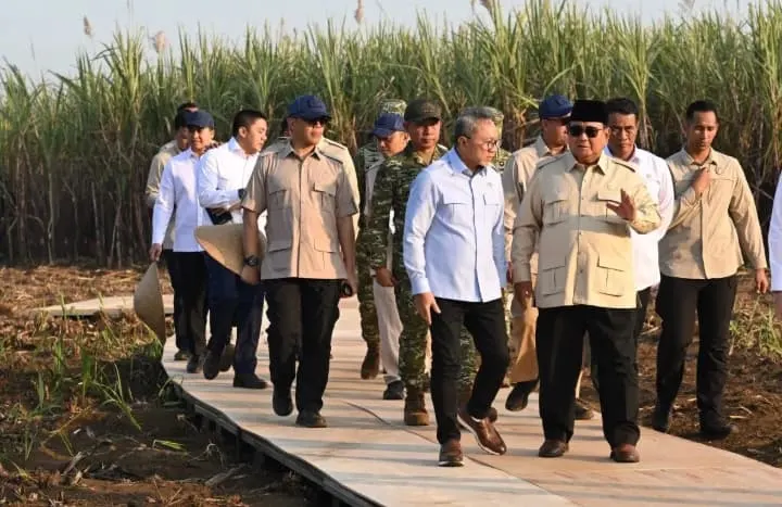 Presiden Prabowo dengan Menteri Koordinator Bidang Pangan Zulkifli Hasan
