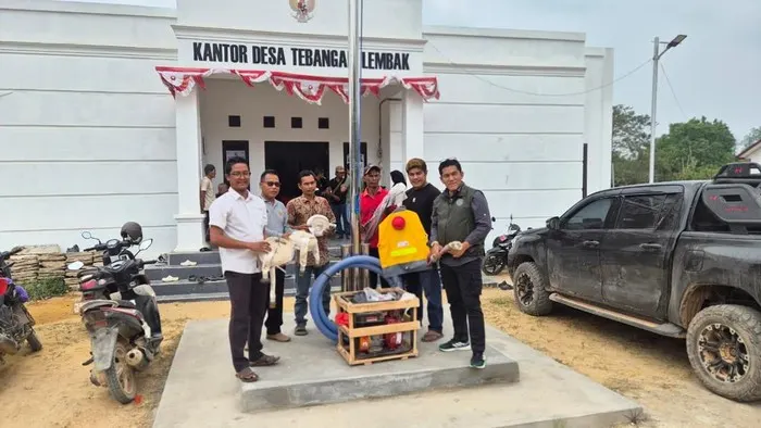 Penyerahan sarpras karhutla dari Kementerian Kehutanan ke Desa Tebangan Lembak oleh tim Perhutanan Sosial Kukar