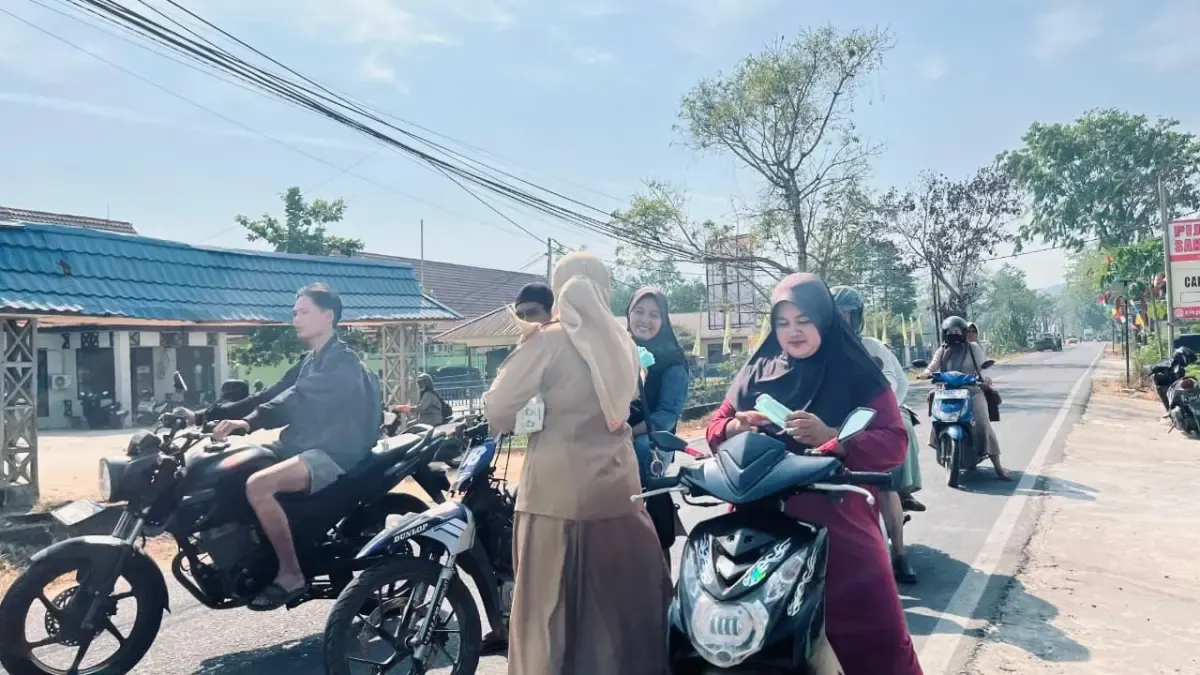Dinas Kesehatan dan Keluarga Berencana (Dinkes dan KB) Kabupaten Kayong Utara menggelar layanan Cek Kesehatan Gratis (CKG) sekaligus membagikan masker kepada peserta peringatan Hari Santri Nasional 2026, Kamis (22/10/2026).