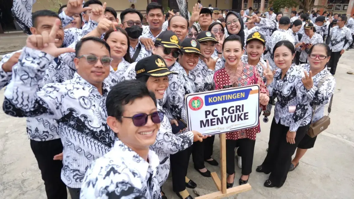 Bupati Landak, Karolin Margret Natasa berswafoto bersama kontingen Porsenijar PGRI kecamatan