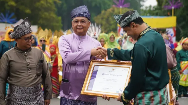 Pengusaha Kalbar Sugioto (Rico) saat menerima Piagam Penghargaan di Hari Jadi Kota Pontianak ke-255 Tahun 2026, Jum'at, 23 Oktober 2026.