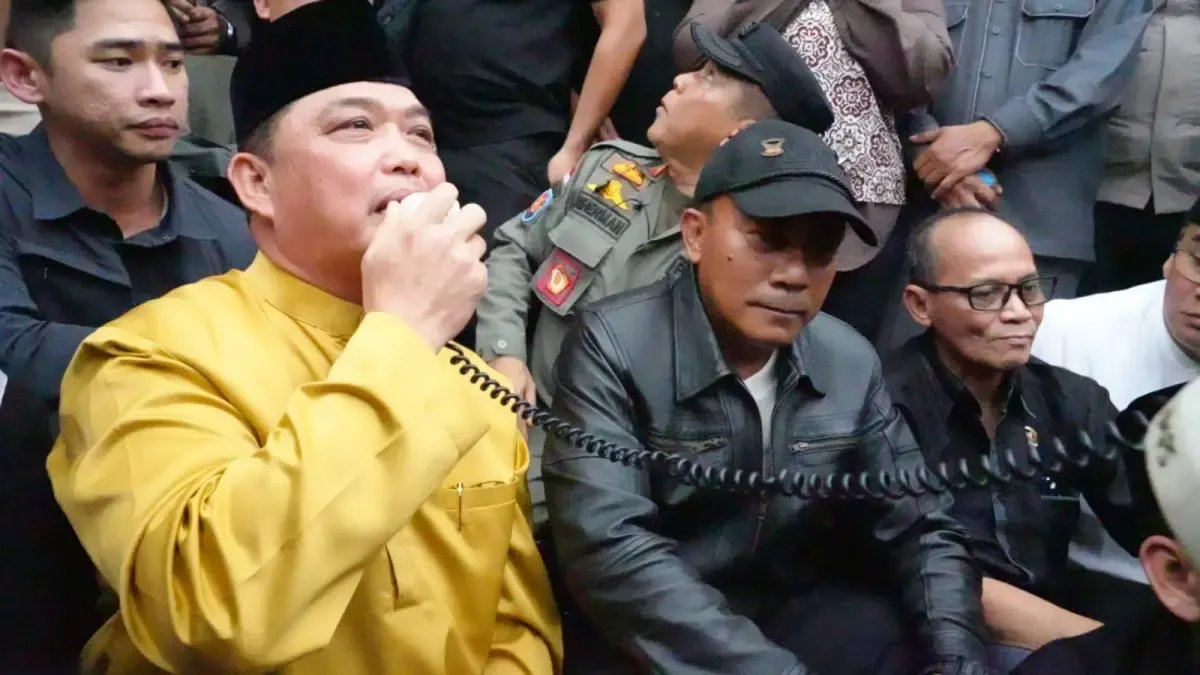 Gubernur Kalimantan Barat Ria Norsan dan Wakil Gubernur Kalbar Krisantus Kurniawan menemui peserta aksi mahasiswa di Gedung DPRD Kalbar, Jumat (23/10/2026).