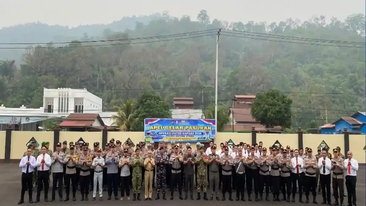 Kapolres Kayong Utara AKBP Adi Prabowo bersama personel Polri, TNI, dan unsur instansi terkait berfoto bersama usai Apel Gelar Pasukan Operasi Patuh Kapuas 2026 di halaman Mapolres Kayong Utara, Kabupaten Kayong Utara, Kalimantan Barat, Senin 26 Oktober 2026.
