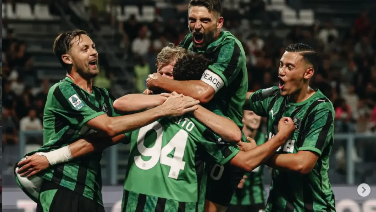 Jay Idzes (kanan) belum bisa memperkuat Sassuolo saat menjamu Lazio pada pekan kesembilan Serie A 2026/2027 karena masih mengalami cedera paha.