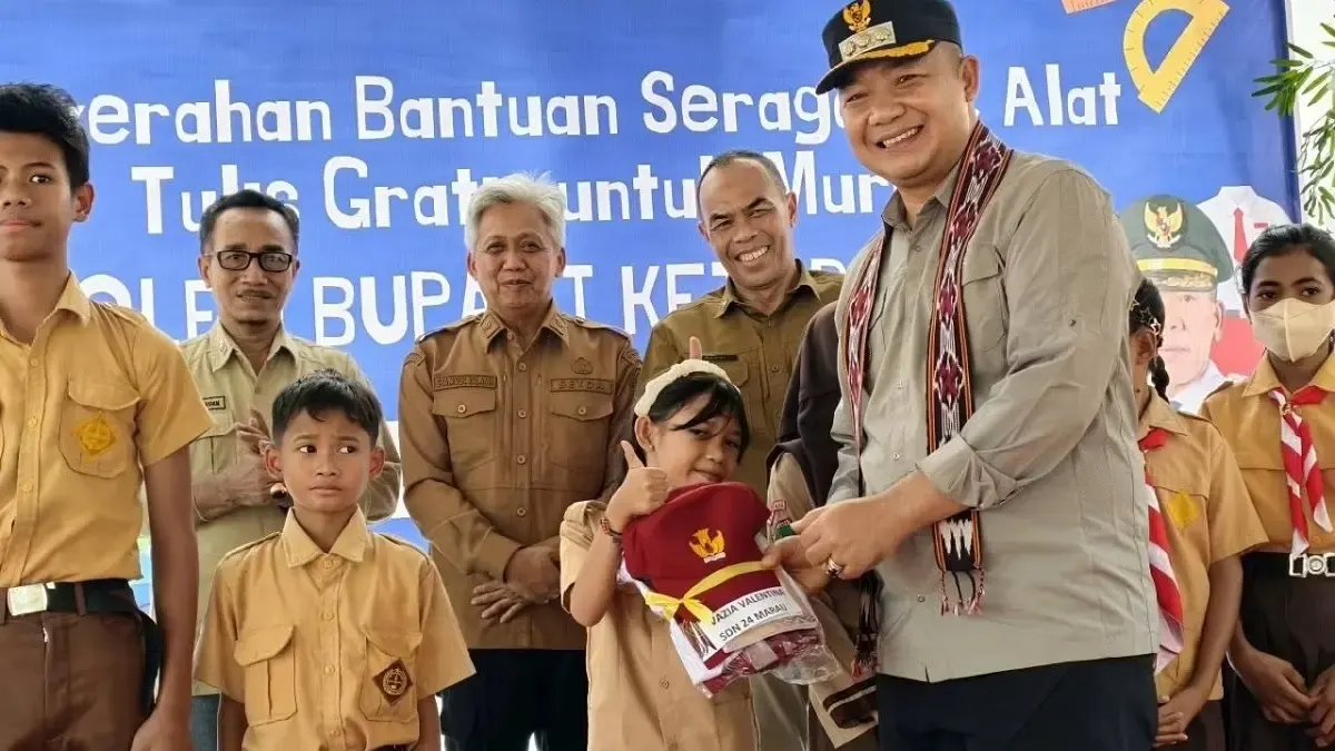 Bupati Ketapang, Alexander Wilyo, menyerahkan bantuan kepada siswa di SDN 01 Desa Suka Karya, Kecamatan Marau, Jumat (23/10) lalu.