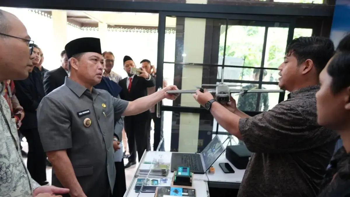 Gubernur Kalbar Ria Norsan berbincang dengan peserta pameran Bursa Wirausaha Unggulan 2026 yang dirangkai dengan Yudisium Periode I Fakultas Keguruan dan Ilmu Pendidikan Universitas Tanjungpura.