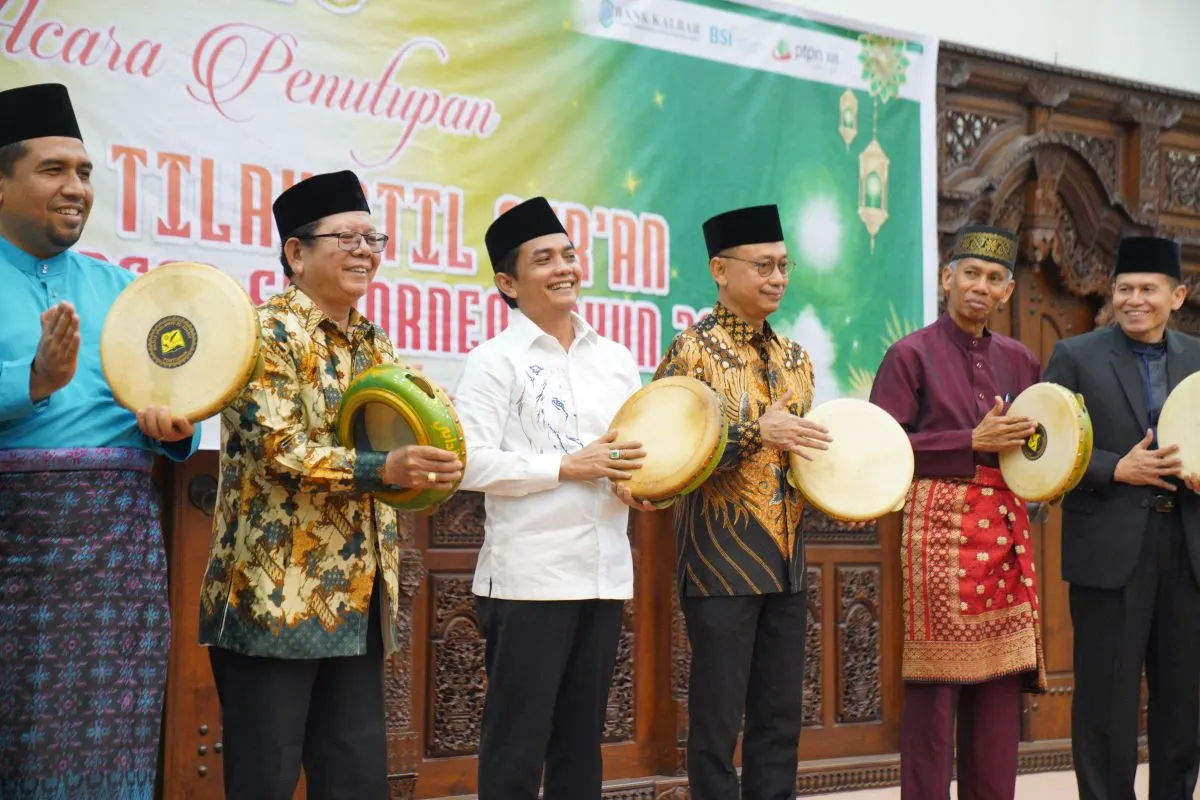 Wali Kota Pontianak Edi Rusdi Kamtono dan Delegasi peserta MTQ Antarbangsa se-Borneo menabuh rebana menandai ditutupnya MTQ.