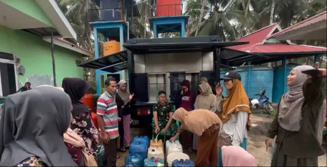 Kodam XII/Tpr Salurkan Bantuan Air Bersih ke Sejumlah Wilayah Kalbar