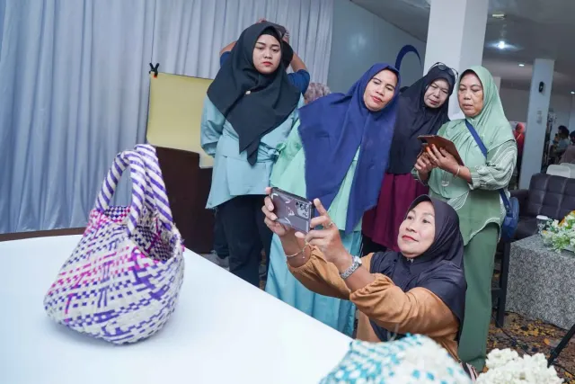Perajin Anyaman Kayong Utara Belajar Pemasaran Digital untuk Perluas Pasar